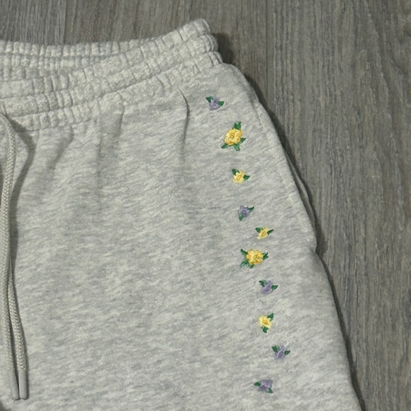 PINK Victoria's Secret Pants - LIKE NEW! Women's PINK Victoria's Secret Gray Floral Jogger Sweatpants - SMALL